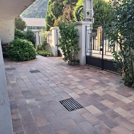 Villa La Macarena, Family In